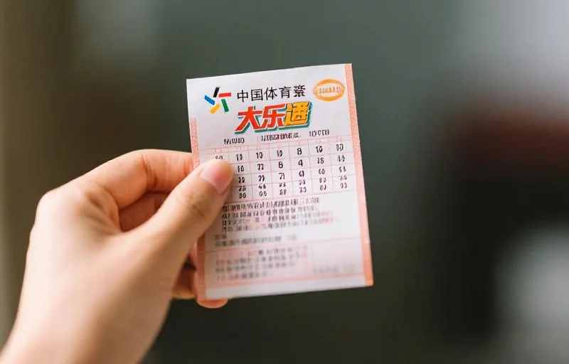一张大乐透彩票被手轻轻握着，充满希望